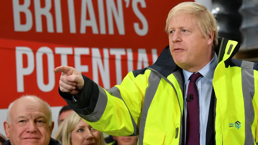 Britain's Prime Minister and Conservative leader Boris Johnson talks at a Q&A session during a general election campaign visit to Fergusons Transport in the town of Washington, west of Sunderland, Britain, December 9, 2019. Ben Stansall/Pool via REUTERS [[[REUTERS VOCENTO]]] BRITAIN-ELECTION/JOHNSON