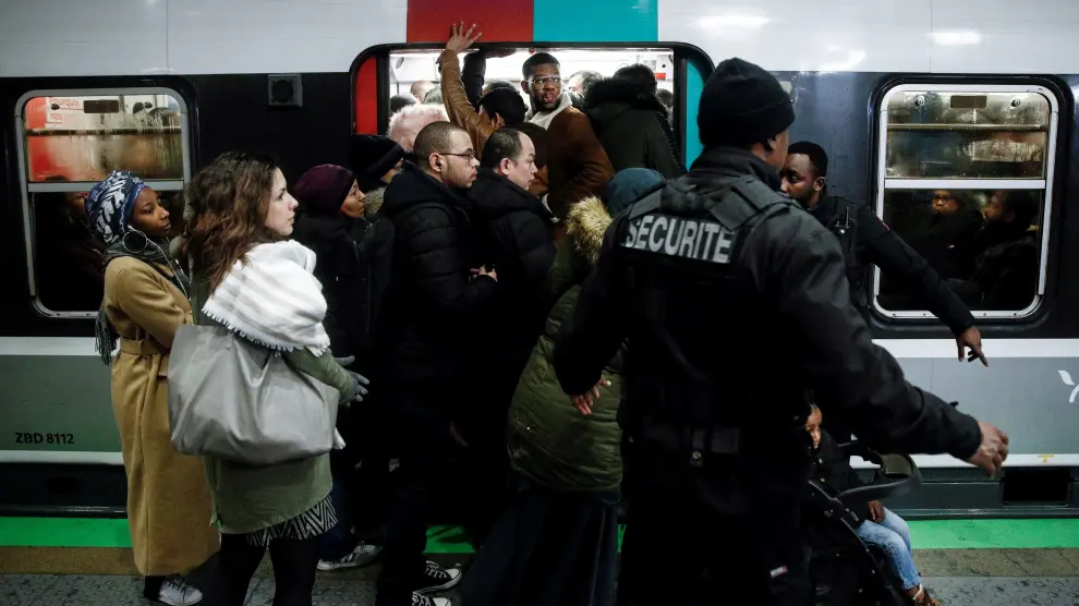 Paris (France), 09/12/2019.- Commuters try to enter a packed train (RER) during a general strike action at Gare Du Nord train station in Paris,, France, 09 December 2019. Unions representing railway and transport workers and many others in the public sector have called for a general strike and demonstration to protest against French government's reform of the pension system. (Protestas, Francia) EFE/EPA/YOAN VALAT General strike in France
