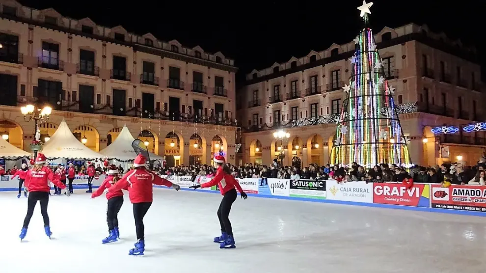 Pista de hielo en la plaza López Allué, donde el día 14 se abrirá la feria de Navidad