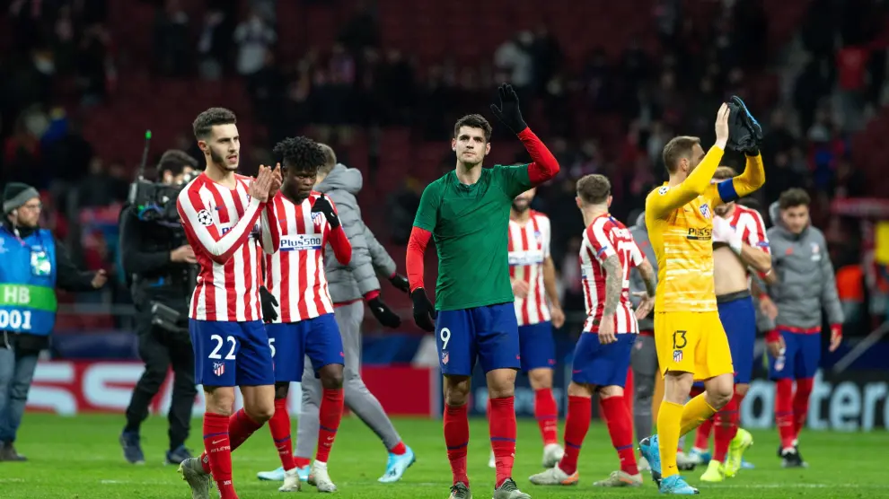 Los jugadores del Atlético celebran su victoria por 2-0 frente al Lokomotiv.