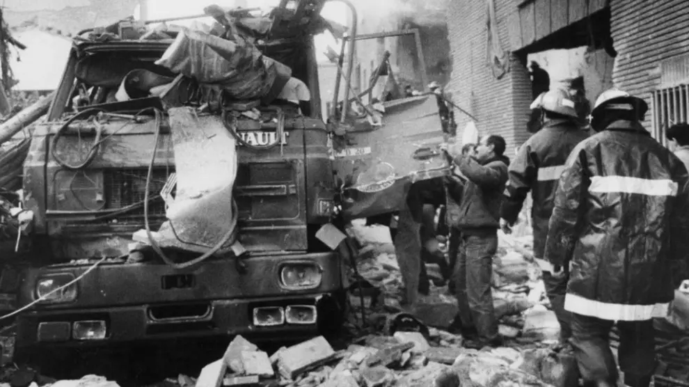 Foto del atentado contra la casa cuartel de Zaragoza el 11 de diciembre de 1987