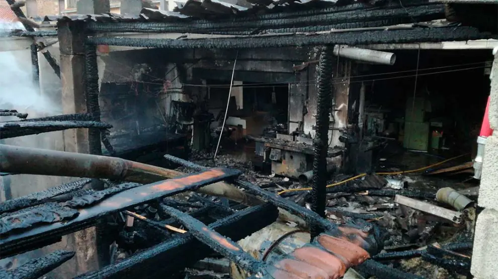 Imagen del exterior de la carpintería incendiada en Beceite