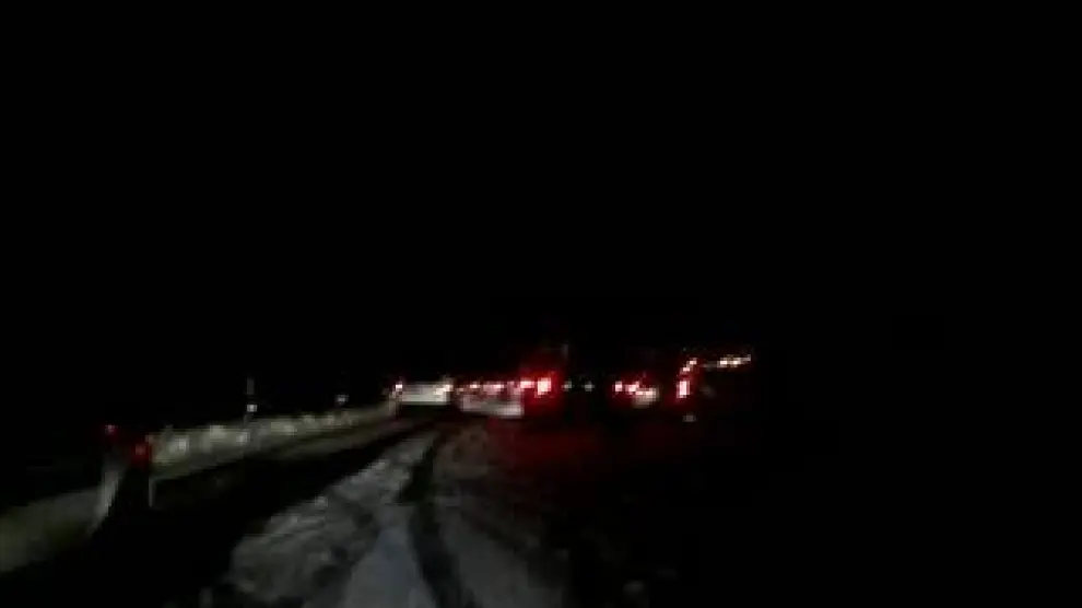 La nieve que cayó este jueves por la tarde en el norte de la comunidad aragonesa complicó la circulación en muchas vías, incluida la nueva autovía de Monrepós donde muchos coches y camiones se quedaron cruzados a causa del mal estado de la carretera.