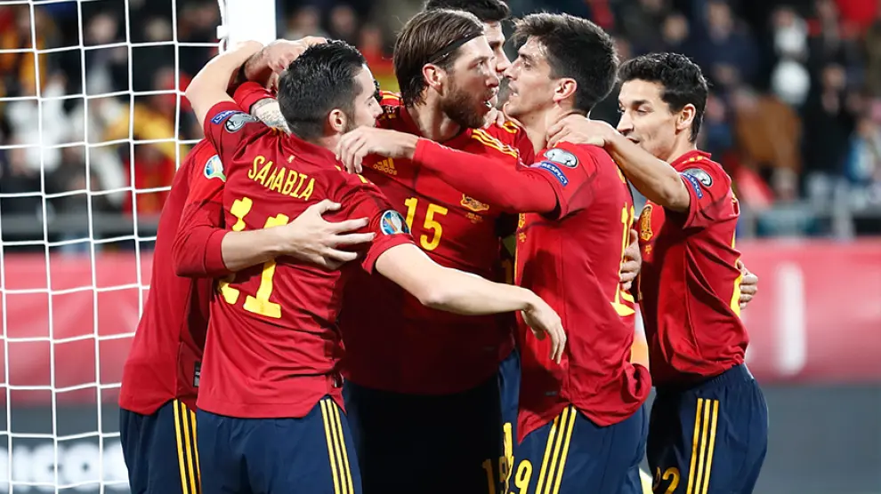 Los jugadores de la selección española de fútbol celebran un gol