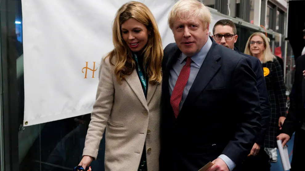 London (United Kingdom), 13/12/2019.- British Prime Minister Boris Johnson (L) and Carrie Symonds (R) arrive to view the vote count results for Uxbridge and South Ruislip constituency at Brunel University during the general elections in London, Britain, 13 December 2019. Britons went to the polls on 12 December 2019 in a general election to vote for a new parliament. According to exit polls, the Conservative party won the elections with 368 seats ahead of Labour party with 191 seats in the House of Commons. The result gives the Conservative party an 86 seat majority. (Elecciones, Reino Unido, Londres) EFE/EPA/WILL OLIVER General elections in the UK
