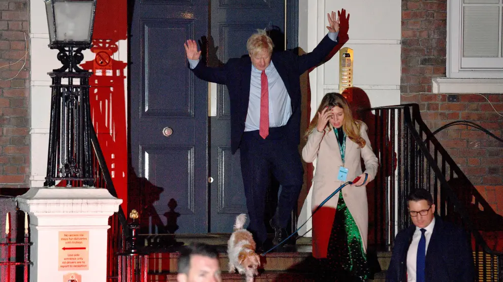 London (United Kingdom), 13/12/2019.- Britain's Prime Minister Boris Johnson (L) and his girlfriend Carrie Symonds (R) leave the Conservative party headquarters in London, Britain, 13 December 2019. Britons went the polls on 12 December 2019 in a general election to vote for a new parliament. Britons went to the polls on 12 December 2019 in a general election to vote for a new parliament. According to exit polls, the Conservative party won the elections with 368 seats ahead of Labour party with 191 seats in the House of Commons. The result gives the Conservative party an 86 seat majority. (Elecciones, Reino Unido, Londres) EFE/EPA/NEIL HALL General elections in the UK