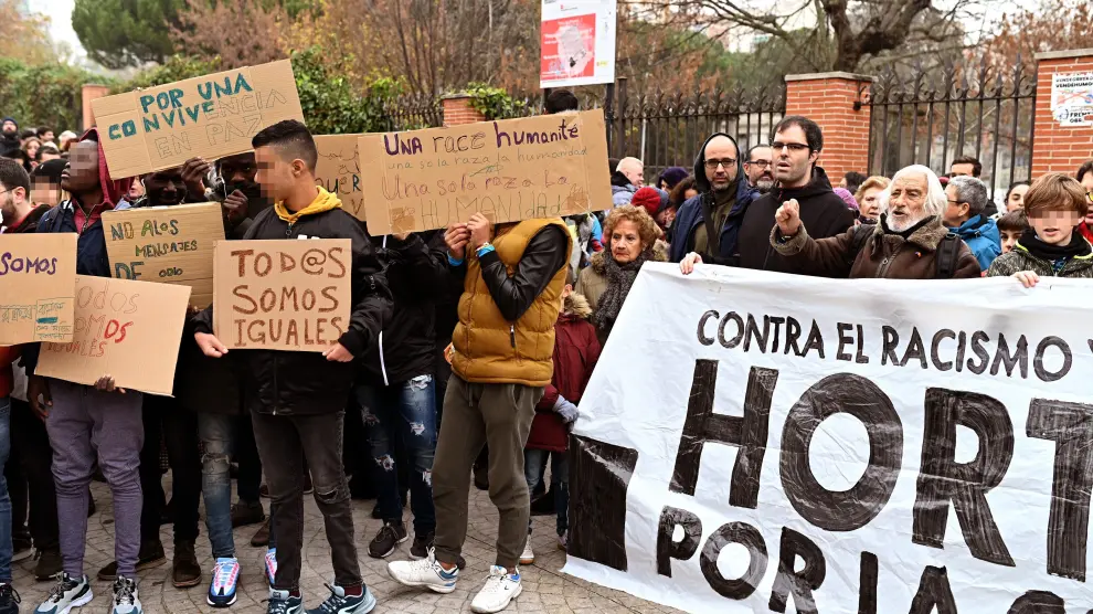 Protesta en Hortaleza contra la agresión sufrida por un centro de menores extranjeros.
