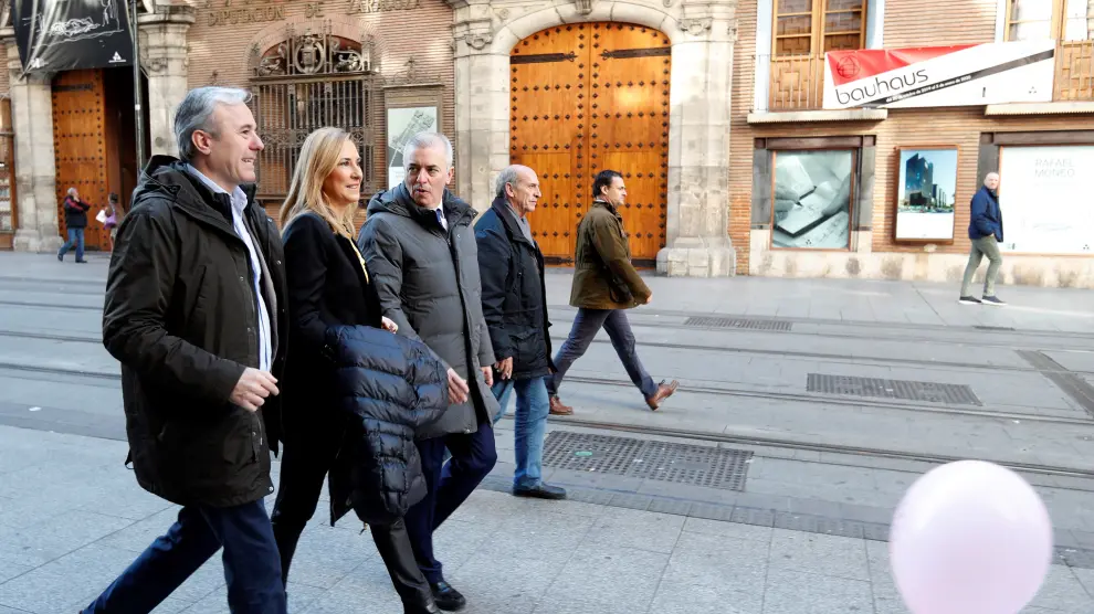 La vicesecretaria de organización del Partido Popular Ana Beltrán, en el centro, escoltada por Jorge Azcón y Javier Campoy durante su paseo por el Coso de Zaragoza.