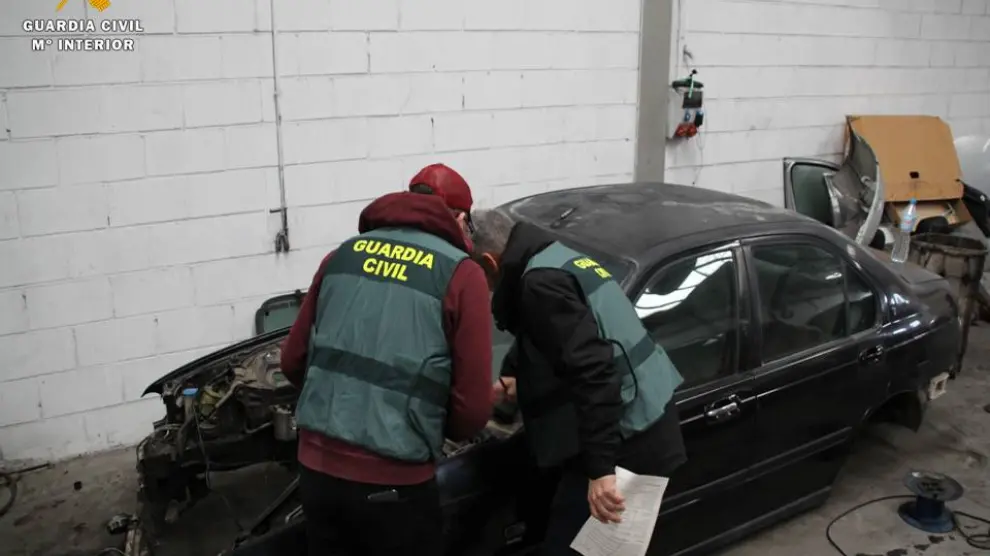Agentes de la Guardia Civil inspeccionan los vehículos