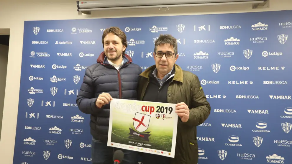 Josete Ortas y Javier Cruz, con el cartel de esta edición.