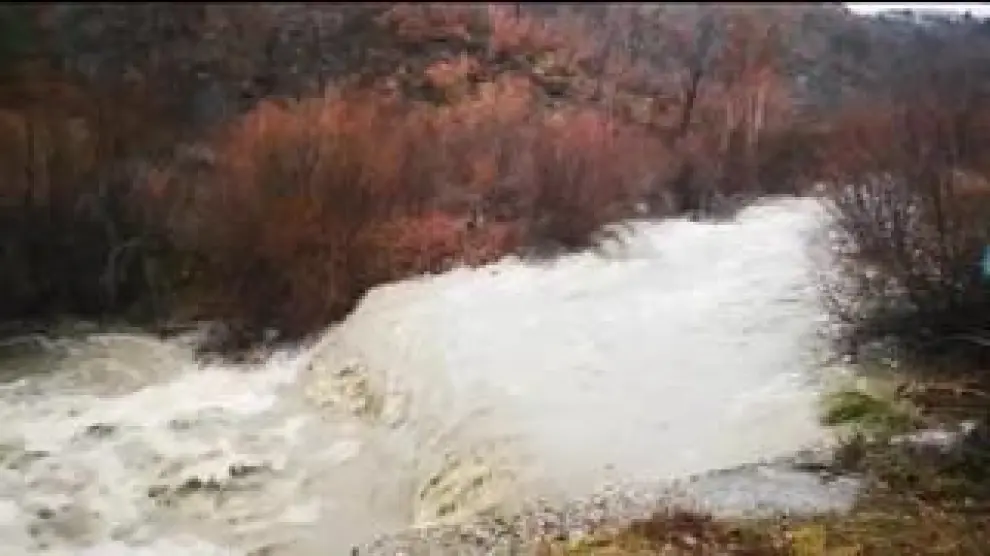 Las lluvias de los últimos días han provocado el desbordamiento del río Baliera por el municipio de Montanuy.