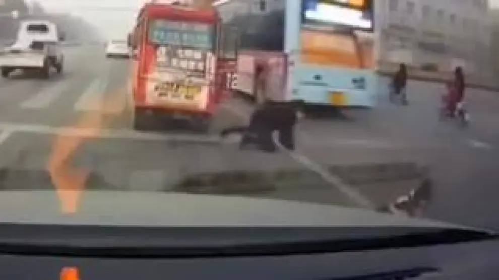 Un coche que circulaba detrás del autobús consiguió captar el accidente