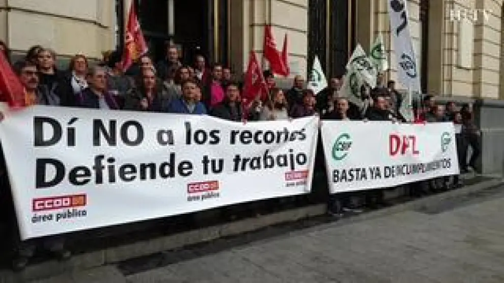 Los representantes sindicales convocantes (CSIF, CC. OO. y CSL) criticaron que han tenido que salir por la calle Cinco de Marzo porque habían cerrado la puerta de la plaza de España.