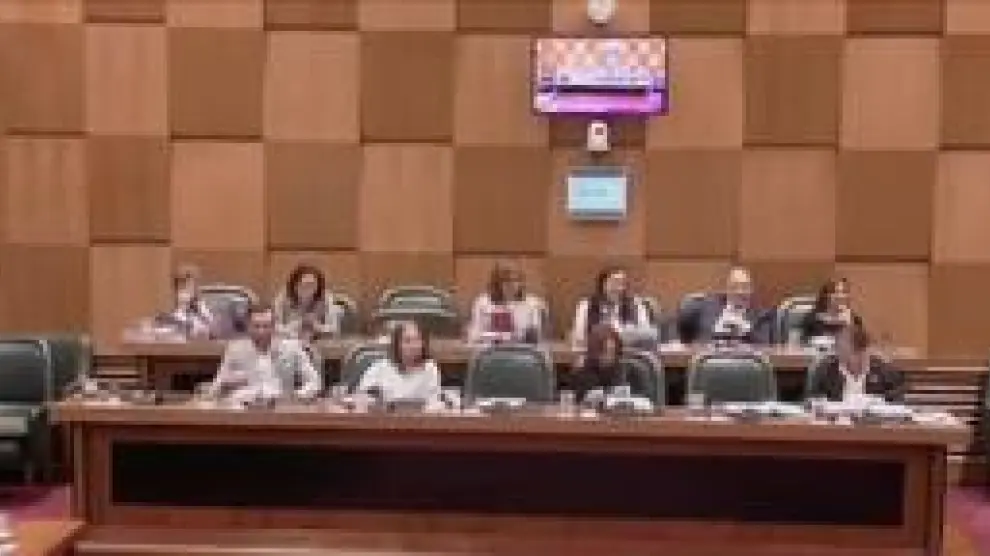 Los concejales de PSOE, ZEC y Podemos-Equo han abandonado sus asientos durante el discurso del alcalde, Jorge Azcón.