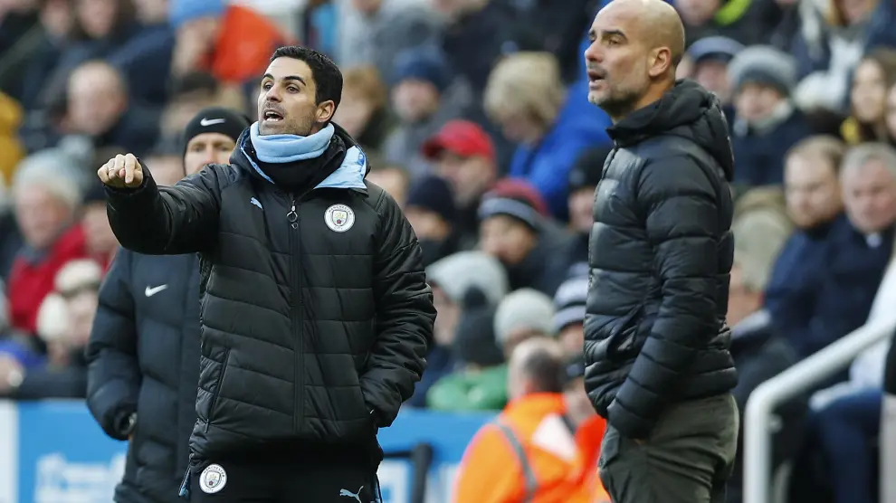Arteta, junto a Pep Guardiola, da indicaciones a los futbolistas del Manchester City en un partido de la Premier League.