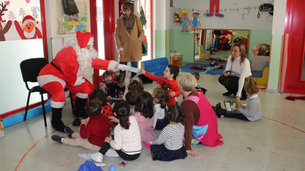 Papa Noel reparte los regalos para los niños de la Escuela Infantil de Tarazona