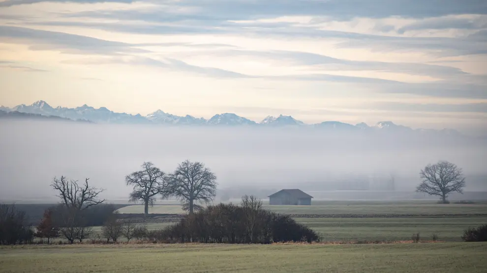 Raisting (Germany), 19/12/2019.- Fog rises in front of the Alps near Seefeld, Bavaria, Germany, 19 December 2019. The higher altitudes of the Bavarian Alps are expected to recieve fresh snow as authroties pridict preciptation and tempritures to stay under zero degreese Celsius. (Alemania) EFE/EPA/LUKAS BARTH-TUTTAS Snow and cold weather predicted of Bavarian Alps