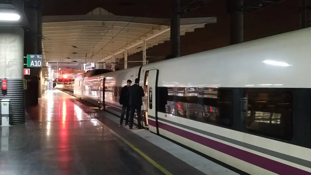 El AVE con destino Huesca parado en la Estación de Atocha, en Madrid.