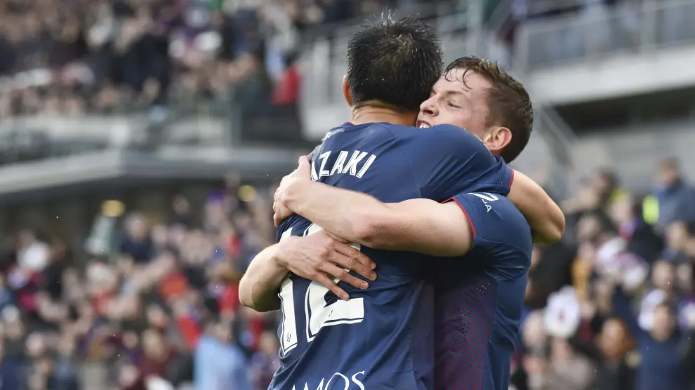 Okazaki y Sergio Gómez se abrazan tras el gol del japonés.