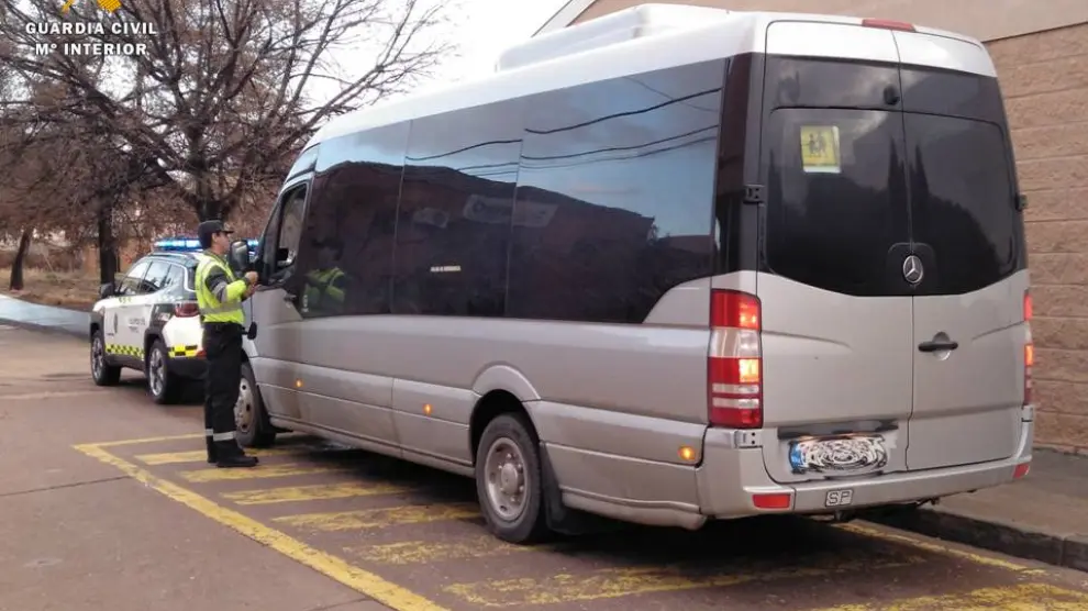 Uno de los autobuses escolares inspeccionados por la Guardia Civil en esta campaña.