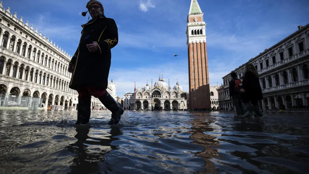 La marea ha alcanzado este martes un nuevo pico en Venecia, según el Centro de Previsiones, que avisa de que el nivel de las aguas se mantendrá alto en los próximos días, tras la gran crecida del pasado mes de noviembre, que inundó el centro histórico de la ciudad italiana