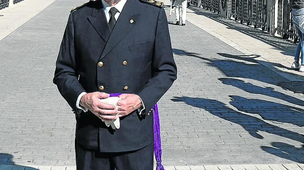 Fernando Hué, vestido como su abuelo, en el Viaducto de Teruel.