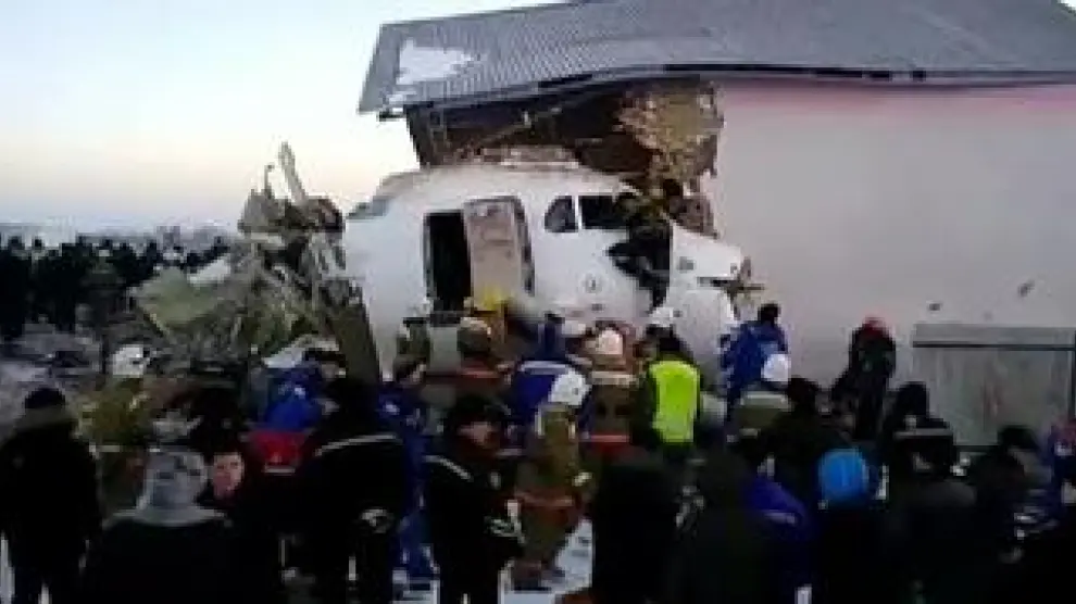 En Kazajistán al menos 15 personas han perdido la vida en un accidente aéreo. Un avión con 95 pasajeros y cinco integrantes de la tripulación a bordo, se ha estrellado contra un edificio cerca de la ciudad de Almaty, al sur del país asiático, al perder altura durante el despegue.