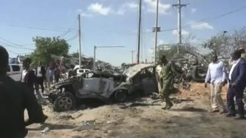 Al menos 90 personas han muerto y más de 70 están heridas tras una explosión en Mogadiscio, la capital de Somalia. Según fuentes oficiales, un presunto suicida habría estallado un coche bomba en plena hora punta frente a un control de seguridad.