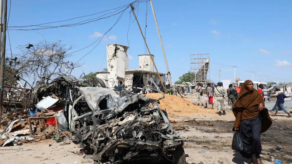 A Somali woman reacts at the scene of a car bomb explosion at a checkpoint in Mogadishu, Somalia December 28, 2019. REUTERS/Feisal Omar [[[REUTERS VOCENTO]]] SOMALIA-BLAST/