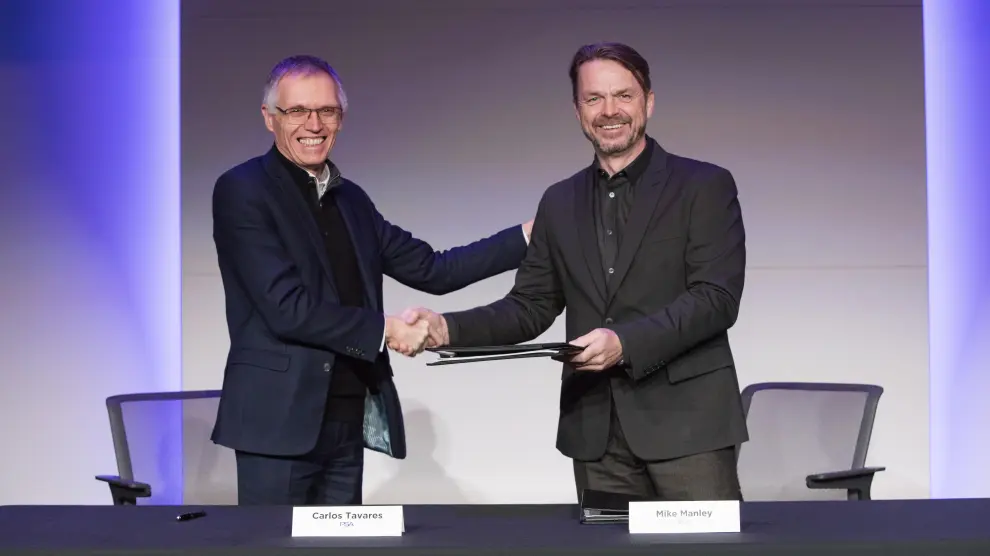 -- (--), 18/12/2019.- A handout photo made available by FCA and PSA car makers on 18 December 2019, showing French carmaker PSA Chairman and CEO Carlos Tavares (L) and FCA CEO Mike Manley (R) shaking hands after the signing of a merger deal at a undisclosed location, 18 December 2019. The two companies said in a statement that the combined company will be the 4th largest global automobile manufacturer by volume and 3rd largest by revenue with annual sales of 8.7 million units and combined revenues of nearly 170 billion euro. (Francia, Italia) EFE/EPA/FCA / PSA HANDOUT HANDOUT EDITORIAL USE ONLY/NO SALES FCA and PSA car makers merge
