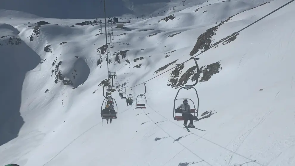 Imágenes de la jornada de esquí de este sábado en las pistas Candanchú.