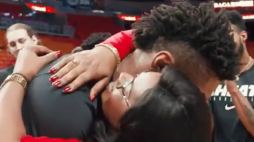 Captura de pantalla del vídeo del reencuentro entre el jugador de baloncesto y su madre.