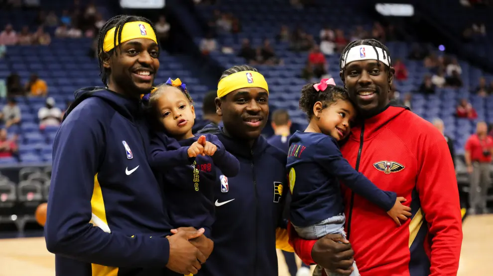 Dec 28, 2019; New Orleans, Louisiana, USA; Indiana Pacers forward Justin Holiday with his daughter along with brother Aaron Holiday and New Orleans Pelicans guard Jrue Holiday with his daughter Jrue Tyler Holiday before a game at the Smoothie King Center. Mandatory Credit: Derick E. Hingle-USA TODAY Sports [[[REUTERS VOCENTO]]] BASKETBALL-NBA-NOP-IND/