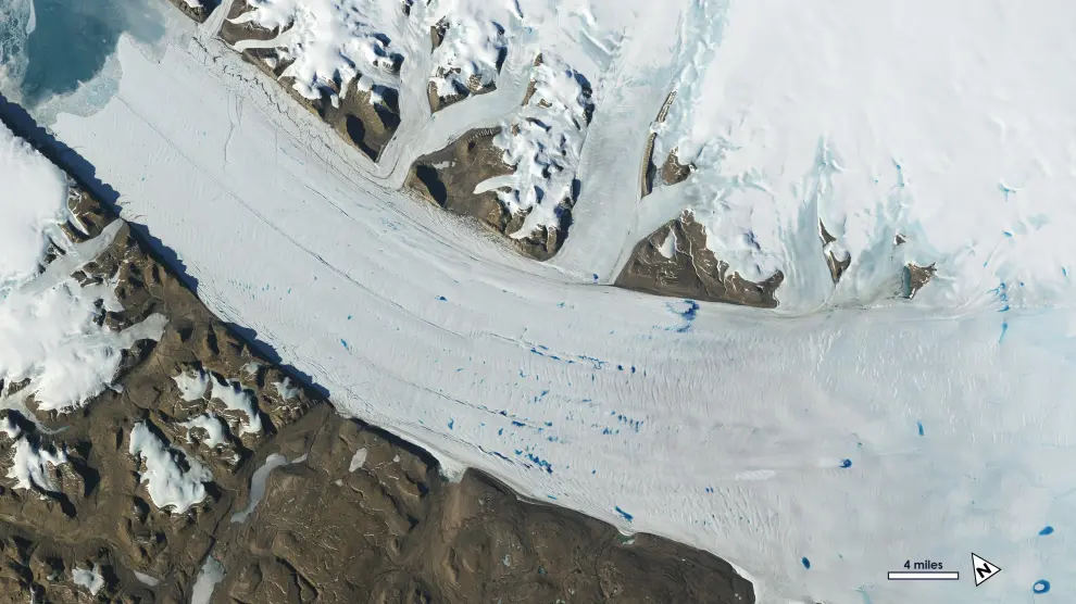 (Greenland), 01/06/2019.- A handout photo made available by NASA shows a satellite image of meltwater lakes forming on the surface of Greenland's Petermann Glacier in June 2019 (issued 11 December 2019). A new study found that the number and elevation of meltwater lakes in Greenalnd is increasing. Earth's glaciers and ice sheets as seen from space are providing scientists with new insights into how the planet's frozen regions are changing. (Groenlandia) EFE/EPA/NASA/USGS HANDOUT HANDOUT EDITORIAL USE ONLY/NO SALES Meltwater lakes form on the surface of Greenland's Petermann Glacier