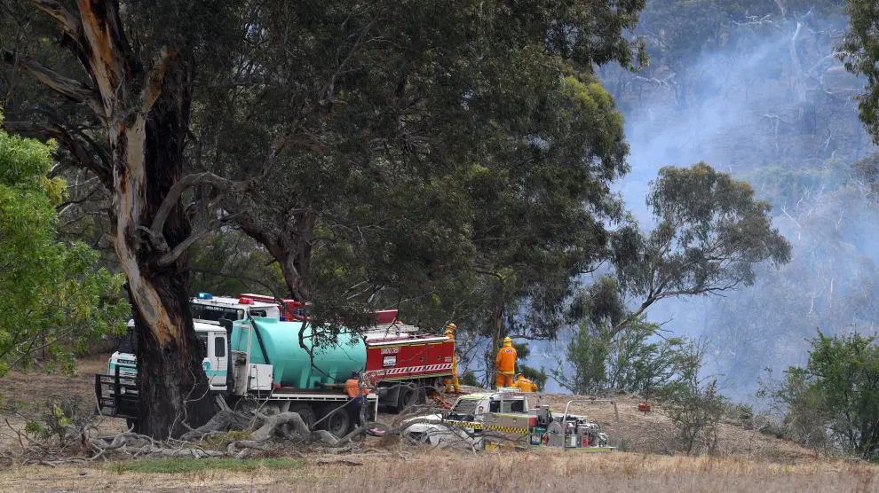 Melbourne (Australia), 30/12/2019.- Country Fire Authority firefighters attend a grass fire at Yellow Gum Recreation Park in Melbourne, Australia, 30 December 2019. Severe weather conditions has put Victoria on high alert for bushfires on a day of total fire ban. (Incendio) EFE/EPA/JULIAN SMITH AUSTRALIA AND NEW ZEALAND OUT EDITORIAL USE ONLY Bushfire high alert in Melbourne
