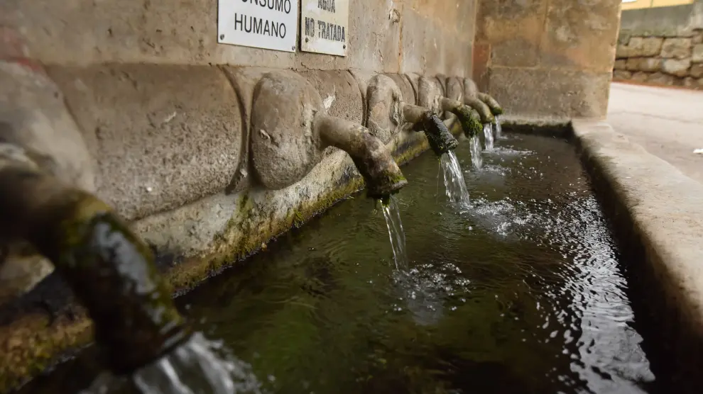 Fuente en la entrada de Siétamo que mana agua no apta para el consumo humano.