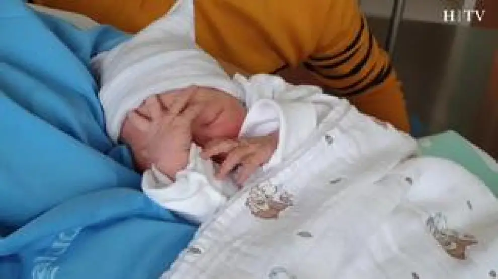 Paula ha nacido este miércoles 1 de enero a las 01.46 en el hospital Miguel Servet de Zaragoza. Una hora temprana que la han convertido en el primer bebé aragonés de 2020. Es la primera hija de Víctor Lahoz e Irene Fernández, que residen en la localidad zaragozana de Fuentes de Ebro.