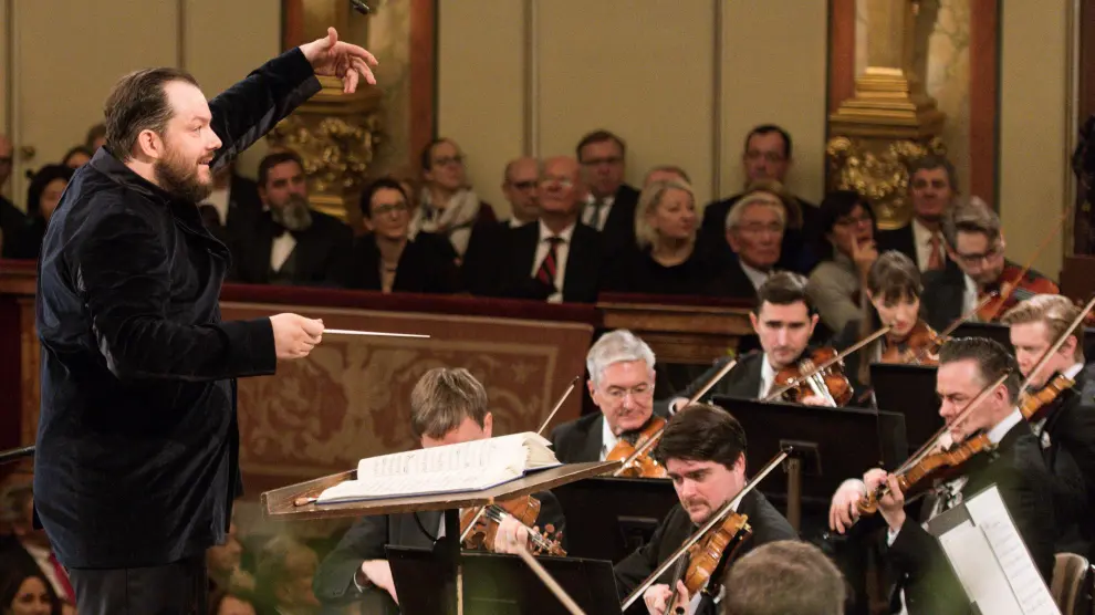 El letón Andris Nelsons (i) ha dirigido hoy a la Orquesta Filarmónica de Viena en el tradicional Concierto de Año Nuevo