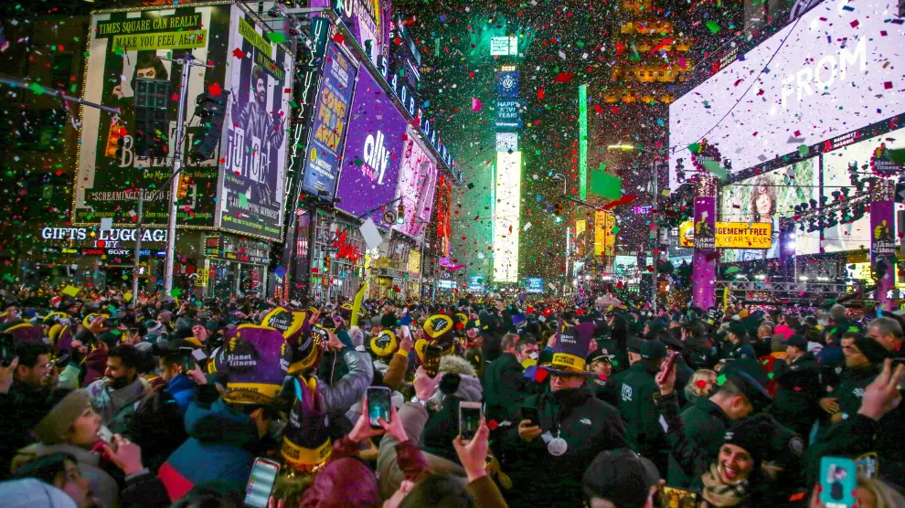 Decenas de miles de personas, hasta un millón según los organizadores, despidieron el año y dieron la bienvenida al 2020 en la icónica plaza de Times Square de Nueva York, con el clásico descenso de la bola de cristal y la ya imprescindible canción "Imagine" de John Lennon, interpretada por "X Ambassadors".