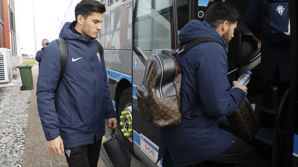 Los jugadores del Sporting se suben al autobús rumbo a Zaragoza.