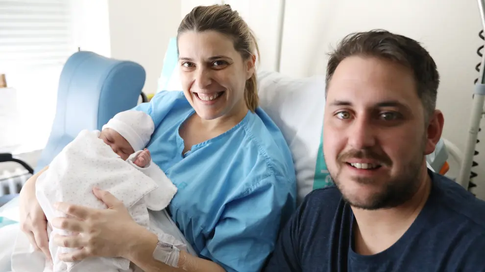 Carmen, primer bebé nacido en la provincia en 2020, con su madre, Lucía Lázaro, y su padre, Eduardo Lorente.