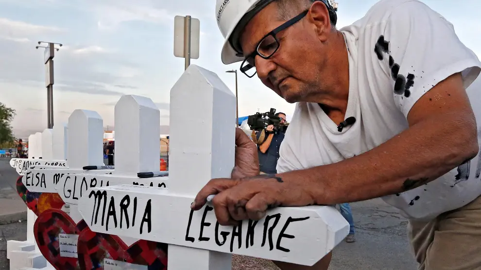 Un carpintero retirado elabora cruces con nombres de las víctimas del tiroteo masivo ocurrido el pasado mes de agosto en El Paso (Texas).
