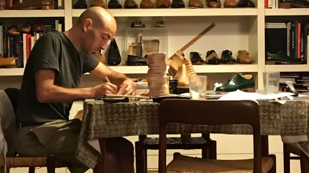 Ignacio Aldanondo volcado en su auténtica pasión: la fabricación artesanal de zapatos