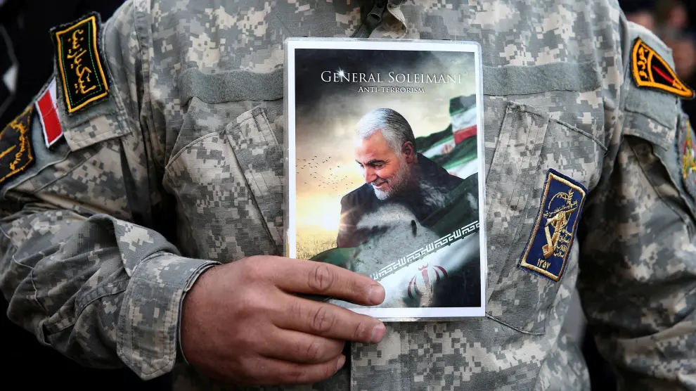 Un manifestante sostiene una foto del General Soleimani, muerto en Bagdad en un bombardeo ordenado por Estados Unidos.