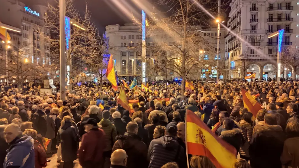Concentración celebrada este sábado en la plaza de España de Zaragoza para pedir la dimisión de Pedro Sánchez.