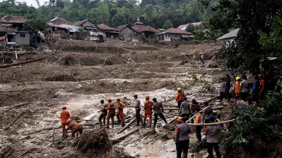 Bogor (Indonesia), 04/01/2020.- Indonesian rescuers hose an area in order to wash away mud and debris while searching for missing people after a landslide in the Cigudeg village, Bogor region, West Java, Indonesia, 04 January 2020. Heavy rains since 31 December triggered widespread flooding in the Indonesian capital and caused lanslides in the surrounding areas on 01 January, killing at least 43 people, according to media reports citing the National Board for Disaster Management (BNPB) on 03 January 2020. EFE/EPA/WISNU AGUNG PRASETYO Landslides after heavy rains in Indonesian countryside