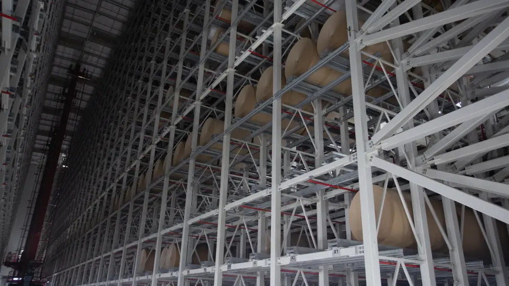 Todo está automatizado en el nuevo almacén logístico del Grupo Saica. Grandes grúas se encargan de colocar las bobinas de papel en el lugar más adecuado para luego optimizar las cargas.