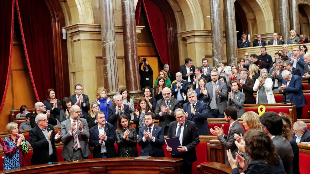 Torra aplaudido por las bancadas soberanistas en el Parlament