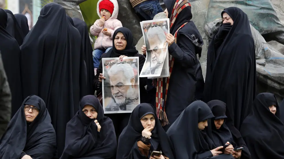 Varias mujeres lloran la muerte de Soleimani.