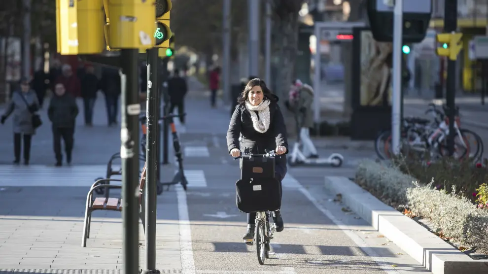 Una ciclista, este domingo, en la confluencia del carril bici de Goya y Gran Vía.